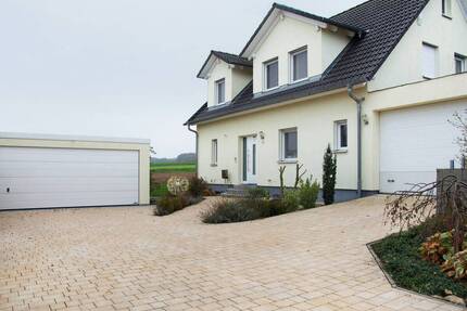 Stilvolles Wohnen auf höchstem Niveau – EFH mit Galerie & 3 Garagen - Heroldsbach Oesdorf