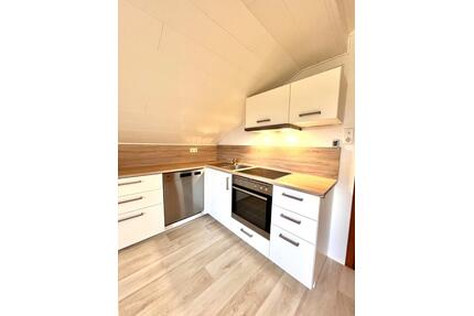 Ganz oben, ganz gemütlich – 2 Zimmer, Einbauküche & Carport - Hessisch Lichtenau