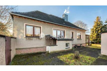 Freistehendes EFH mit Doppelgarage, Nebengebäude & viel Potenzial in Burg