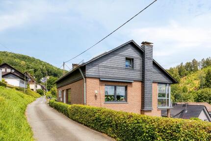 Freistehendes EFH mit ELW, Topzustand - 203 qm, 9 Zimmer - Siegen Eiserfeld