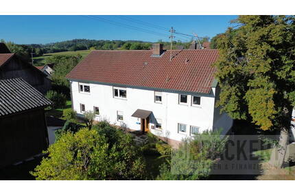 Großes Ein- bis Zweifamilienhaus mit Nebengebäuden in Mainleus - OT!