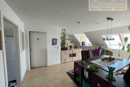 Dachgeschosswohnung in Potsdam West, 2 Zimmer, Küche, Bad, Kellerraum und PKW-Stellplatz