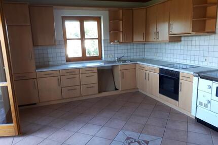 Schöne 3 Zimmer-Wohnung mit Terrasse u. Balkon ab 1.5.26 zu verm. - Windorf