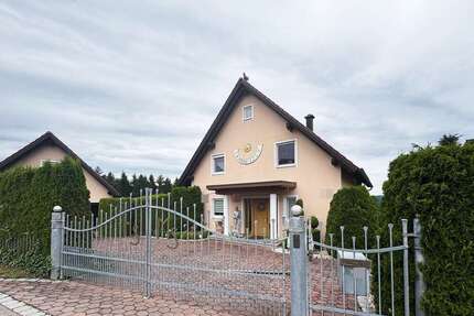 Haus zum Kaufen in Wenzenbach 580.000,00 € 271 m²