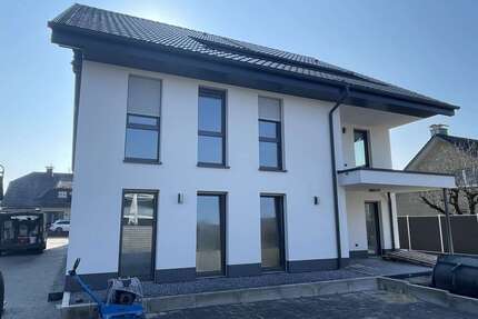 Haus zum Kaufen in Schloß Holte-Stukenbrock 2.150.000,00 € 547.37 m²