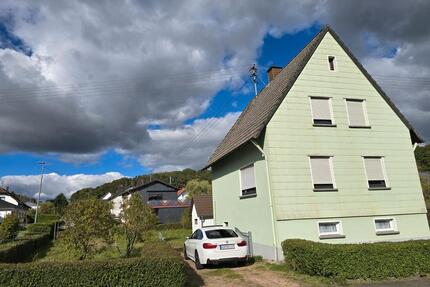 Freistehendes Einfamilienhaus mit großem Garten zu verkaufen - Brücken