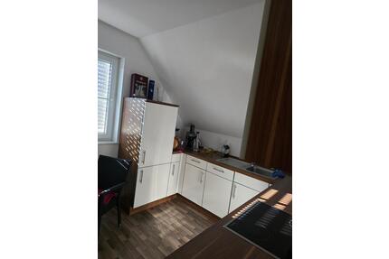 Neuwertige 2-Raumwohnung im Dachgeschoss ab sofort zu vermieten! - Duisburg Hochheide