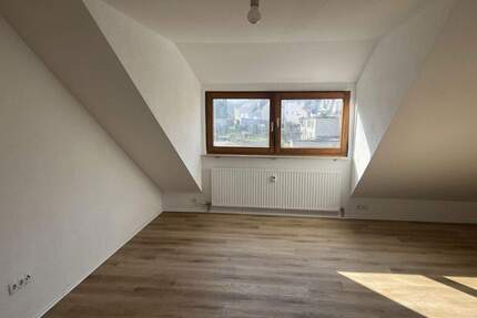 Komplett renovierte 2-Zimmer Dachgeschosswohnung mit Balkon incl. Stellplatz - Oberstenfeld