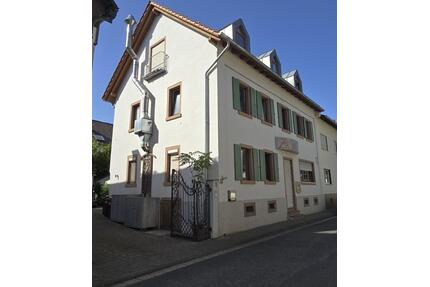Haus mit zwei Wohnungen und Restaurant, Nähe Bad Vilbel - Schöneck