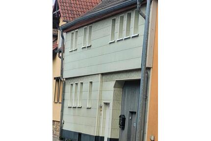Einfamiliehaus - 130.000,00&nbsp;EUR Kaufpreis, ca.&nbsp; 100,00&nbsp;m&sup2; in Drei Gleichen (PLZ: 99869)