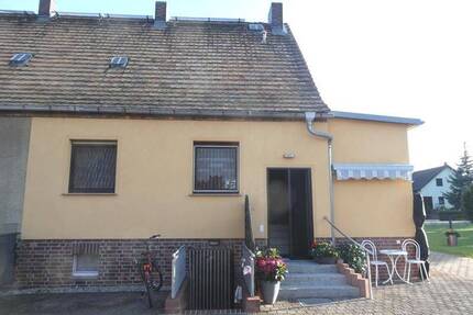 DHH mit 4 Wohnräumen, Kü, Bad, WC, Keller, Nebengebäude: Garagen, Lager, großes Grundstk., - Calau Saßleben