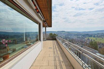 Großzügiges Haus mit Einliegerwohnung, Traumaussicht und großem Garten - Calw Heumaden