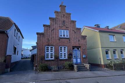 Historisches Wohnhaus im Herzen Heiligenhafens mit Wintergarten und Carport