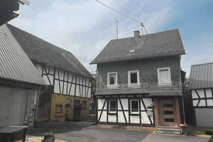 Ein- bis Zweifamilienhaus mit Nebengebäuden - Mengerschied