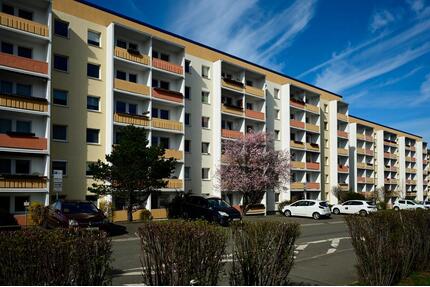 3-Raum-Wohnung mit Balkon - 355,00&nbsp;EUR Kaltmiete, ca.&nbsp; 56,28&nbsp;m&sup2; in Crimmitschau (PLZ: 08451)