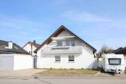 Viel Platz für Familie oder Mehrgenerationen: Haus mit Garten, Loggia und Stellplatzmöglichkeiten - Wolfschlugen