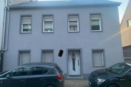 Zentrales Einfamilienhaus mit großen Garten und viel Wohnraum - Püttlingen