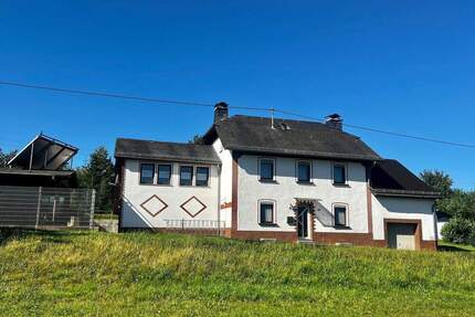 Gepflegtes Einfamilienhaus mit Nebengebäude und großem Grundstück in idyllischer Lage - Üttfeld