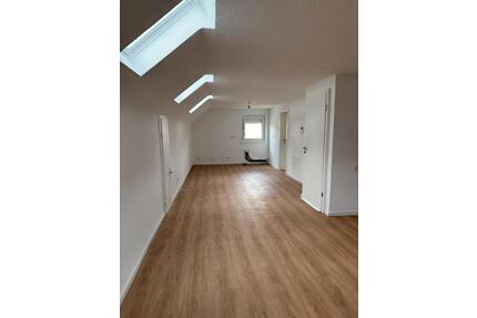 Lichtdurchflutete Dachgeschosswohnung - Kernsaniert - Niederwerrn