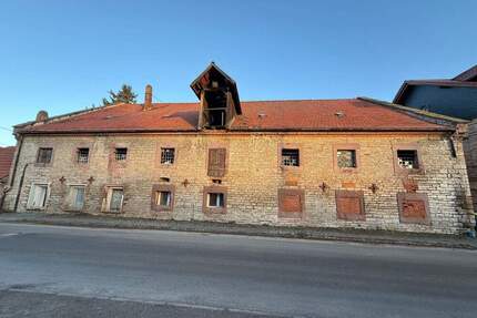 Stark sanierungsbedürftiges Mehrfamilienhaus - Großenehrich