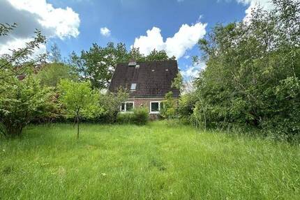 Mönkeberg strandnah und ruhig: Großes Baugrundstück (770 qm) mit Altbestand in bevorzugter Lage