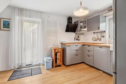 3-Zimmer-Wohnung mit Terrasse und 2 Garagen – eigener Eingang - Blumberg