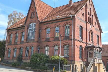 Verkaufsangebot für ein historisches Hofgut, ca. 450 m² Wohnfläche, 4 WE zzgl. Stallungen, eigenes Grundstück von ca. 2.938 m² in 31167 Schlewecke - Bockenem