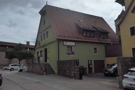 Exklusive 5-Zimmer Eigentumswohnung über 2 Etagen mit 2 Bädern, großer Balkon, offener Kamin und Stellplatz - Rothenburg ob der Tauber