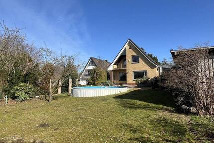 Einfamilienhaus mit Vollkeller, Pool und attraktivem Außenbereich - Breitenburg