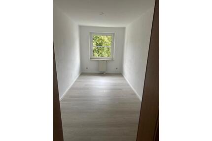 Sehr schöne, ruhige und frisch renovierte 3- Raumwohnung im zweiten Obergeschoss - Aschersleben