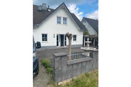 Einfamilienhaus mit Pool - 660.000,00&nbsp;EUR Kaufpreis, ca.&nbsp; 125,00&nbsp;m&sup2; in Hennef (Sieg) (PLZ: 53773)