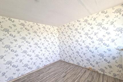 Helle 4-Zimmer-Wohnung mit vielfältigen Tapetenmustern in Gera Berliner Straße