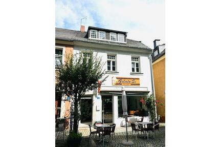 Mehrfamilienhaus am Marktplatz mit Gewerbeeinheit,Garage & Garten - Marktleuthen