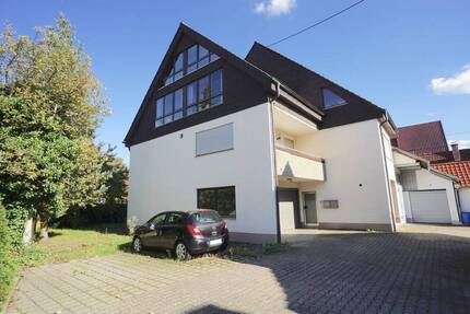 Geräumige 2 Familien-Doppelhaushälfte mit 2 Garagen und 2 Pkw-Stellplätzen in der Ortsmitte - Wannweil
