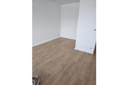 Erstbezug nach Kernsanierung - 1 ZKB Küche Badewanne Balkon Kühls - Berlin Steglitz-Zehlendorf