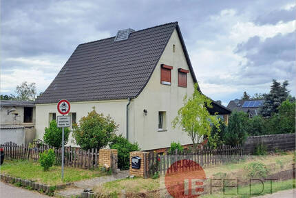 Teilmodernisiertes Einfamilienhaus mit überdachter Terrasse, Nebengelass, Garage + großem Grundstück - Wallwitz Sylbitz
