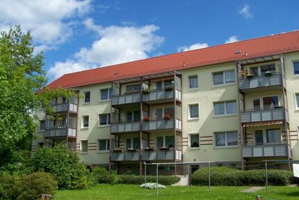 Helle Wohnung mit geräumigem Wohnbereich und Bad mit Dusche & Wanne - Sondershausen