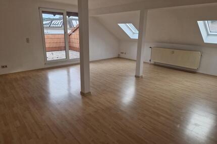 Frisch renoviert! Tolle Dachgeschosswohnung mit tollem Fernblick - Saarbrücken Kieselhumes