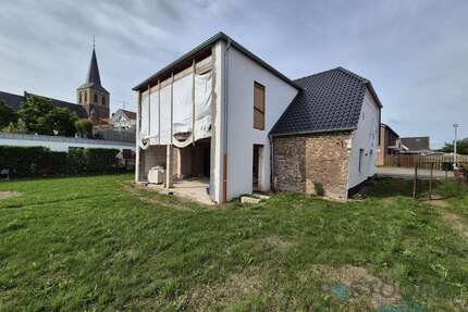 Haus zum Kaufen in Kevelaer 285.000,00 € 230 m²