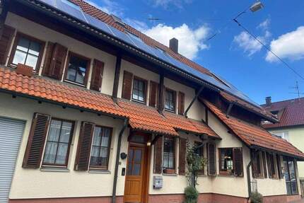 Historie trifft Gemütlichkeit: Zweifamilienhaus mit liebevollen Details und Garten in Esslingen-Mettingen