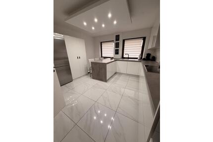 Attraktive 3 Zimmer Wohnung mit Garage und privatem Gartenanteil - Grevenbroich