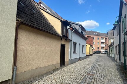 Artern, 2 Fam.Hs. + Bungalow - 98.000,00&nbsp;EUR Kaufpreis, ca.&nbsp; 256,00&nbsp;m&sup2;&nbsp;Wohnfl&auml;che in Artern/Unstrut (PLZ: 06556)