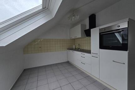 Charmante, renovierte 3 Zi. Dachgeschoss Wohnung mit neuem Bad + neuer Einbauküche - Mörfelden-Walldorf