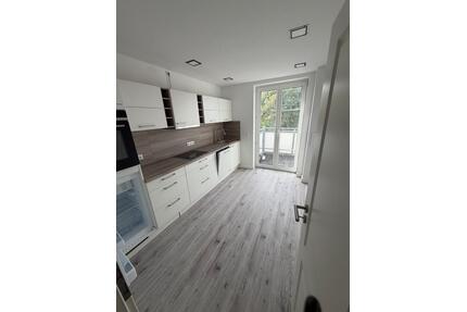 3-Raum Wohnung mit EBK, Badewanne, Balkon u. Stellplatz - Schwerin