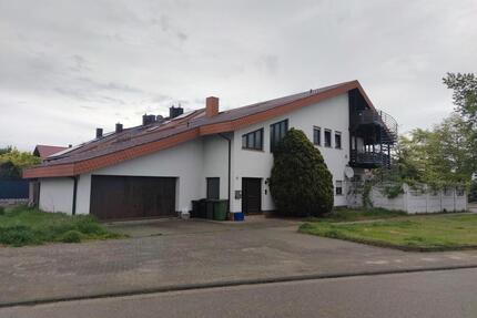 Möbliertes WG-Zimmer mit großem Fenster und Balkon - Sankt Leon-Rot