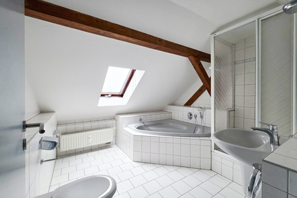 Eckbadewanne und Dusche - Tolle 3 Zimmer DG Wohnung mit Gartennutzung - Gera