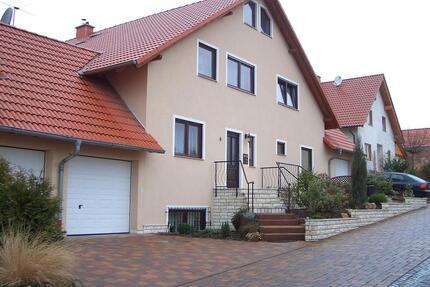 Exklusive, lichtdurchflutete 4-Zimmer Maisonette-Wohnung mit Balkon, teilmöbliert - Flörsheim-Dalsheim