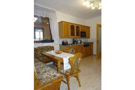 Gemütliche, helle 4-Zimmer-Wohnung mit Einbauküche in zentraler Lage von Auma zu vermieten - Auma-Weidatal