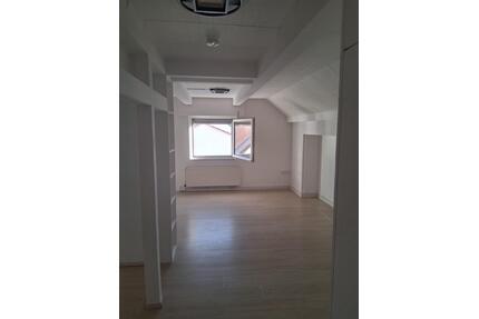 2-Zimmer-Wohnung mit Küche und Balkon in Groß-Zimmern.