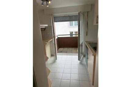 Helle 2-Zimmer- DG- Wohnung mit Balkon & Einbauküche - Esslingen am Neckar Oberesslingen